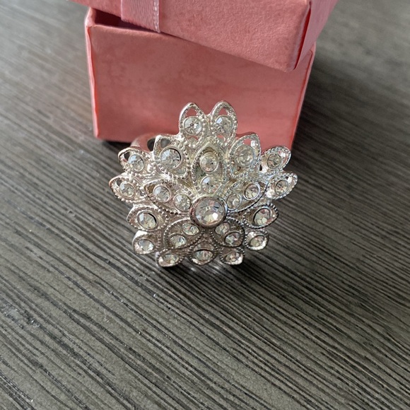 Silver Flower Starburst Rhinestone Ring Size 9 - Picture 3 of 8